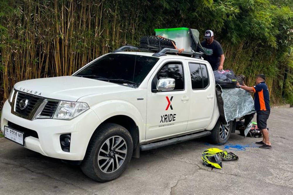 Véhicule 4×4 d’assistance de l’équipe locale sur la piste