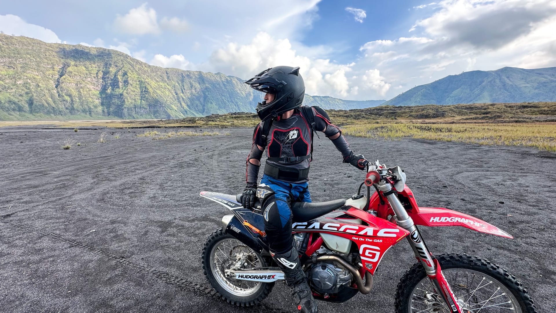 Rider debout sur les cale-pieds en position de pilotage actif sur une piste de montagne