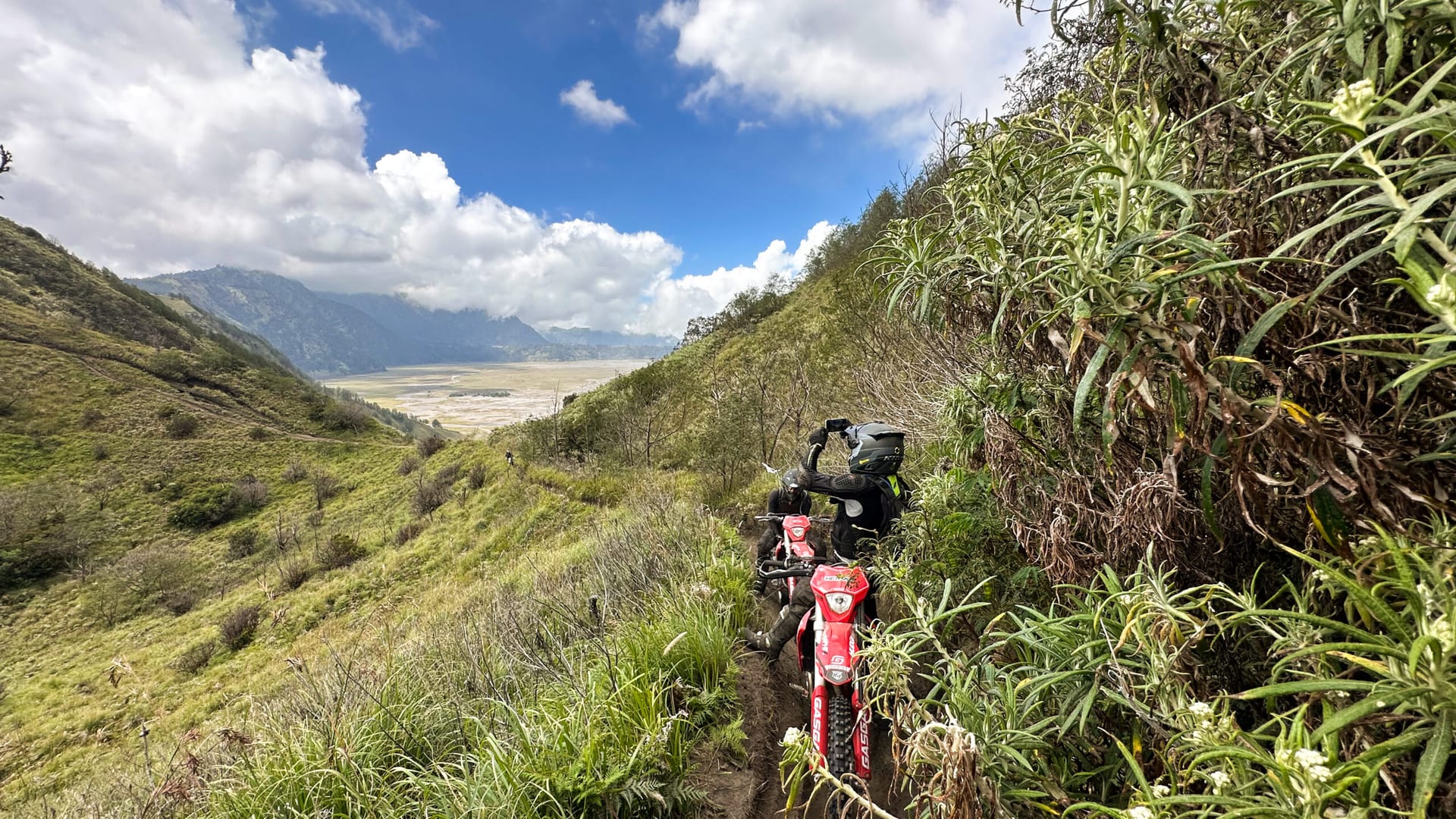 Rider en position debout sur une trail sur les collines vertes de Java